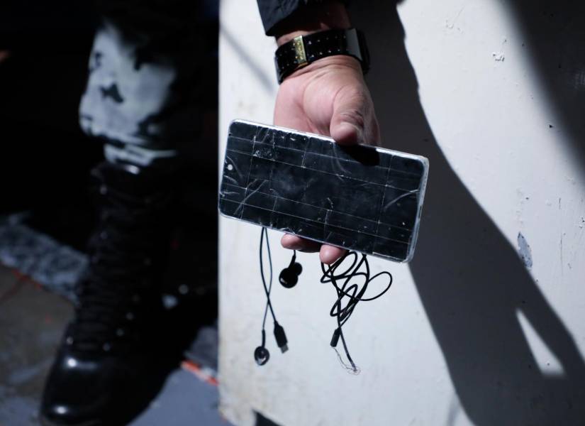 Dispositivos móviles incautados durante operativo en cárceles de Perú.