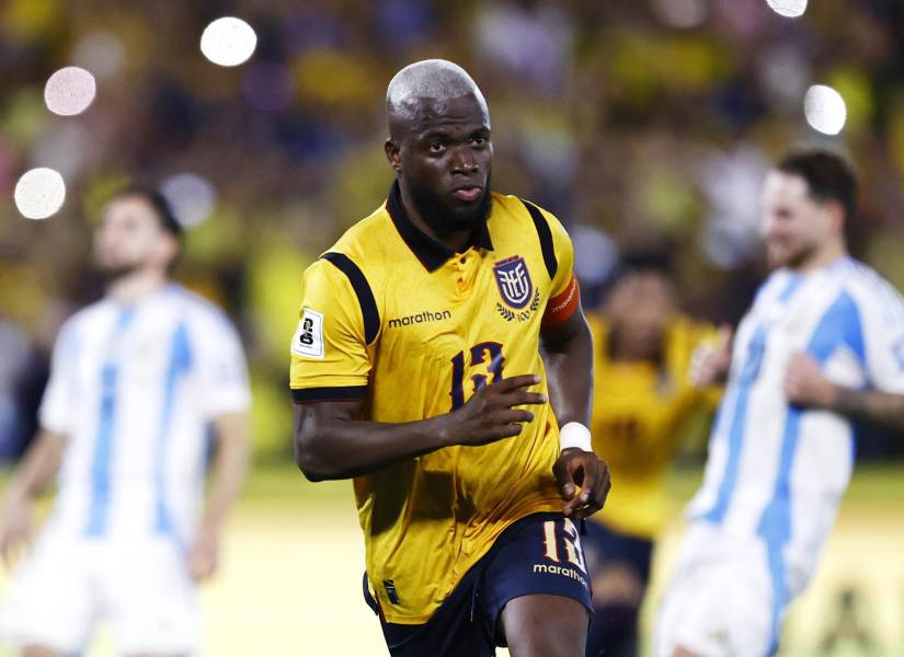 Enner Valencia de Ecuador celebra un gol contra Argentina por las Eliminatorias