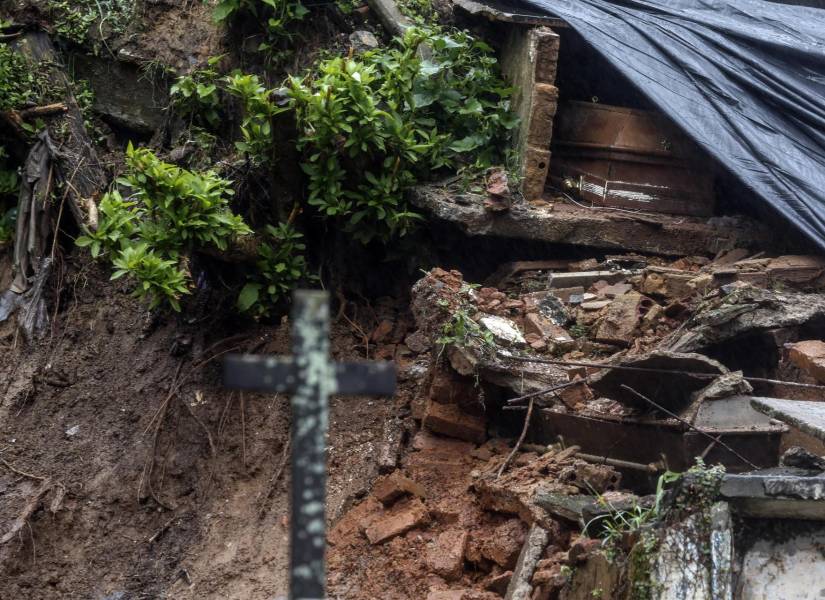 Fotografía de las afectaciones en un cementerio causadas por las fuertes lluvias, en Petrópolis, Río de Janeiro, Brasil.