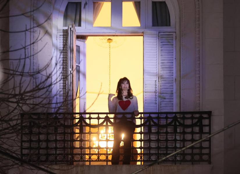 AME7230. BUENOS AIRES (ARGENTINA), 07/09/2025.- La expresidenta de Argentina Cristina Fernández saluda a sus seguidores tras conocer los resultados de las elecciones legislativas de la provincia de Buenos Aires este domingo, en Buenos Aires (Argentina). Fernández salió a su balcón para saludar a los cientos de seguidores que se congregaron este domingo a las puertas de su casa, donde cumple prisión domiciliaria, para celebrar el gran triunfo peronista en las elecciones provinciales de Buenos Aires. EFE/ Adan González