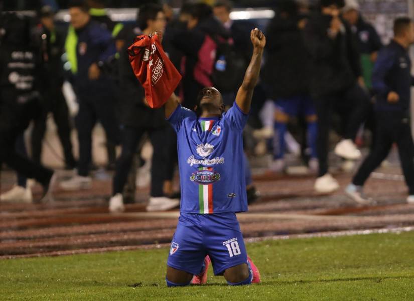 Jugadores del Imbabura celebran su ascenso a la Serie A del fútbol ecuatoriano