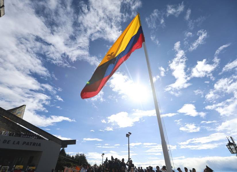La bandera del Ecuador en la Cima de la Libertad y Templo de la Patria