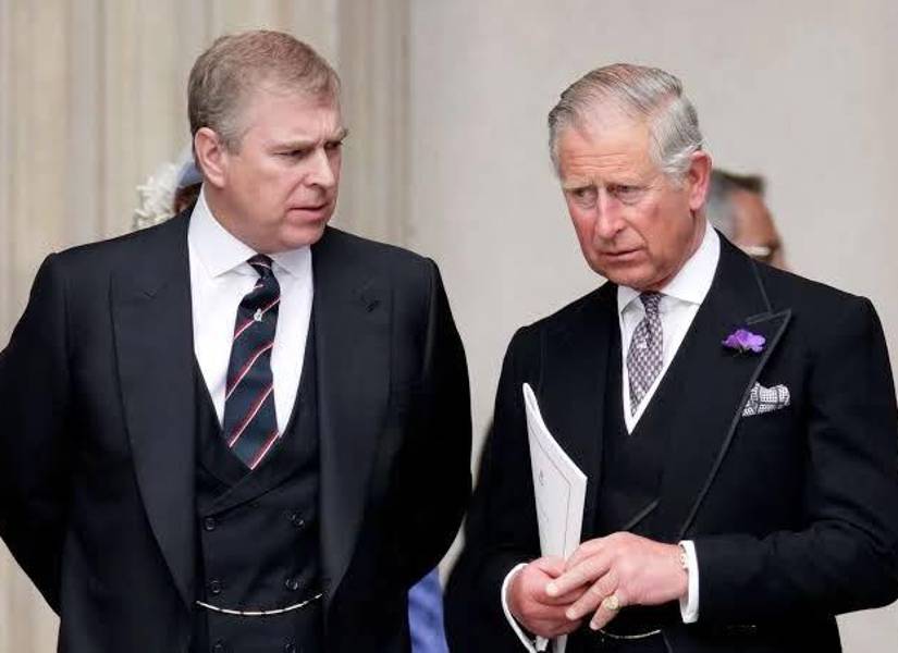 El príncipe Andrés (d) y el rey Carlos (i).