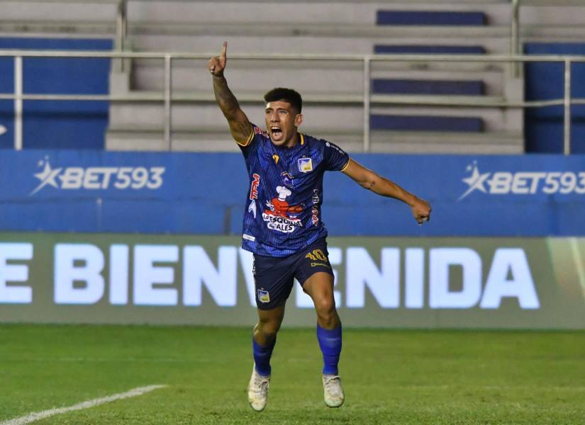 Brian Oyola, volante de Delfín, anotó de penal ante Independiente.