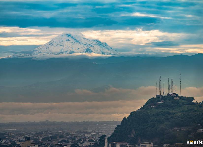 Fotografía del volcán Chimborazo, visto desde Guayaquil, con el cerro Las Cabras de Durán.