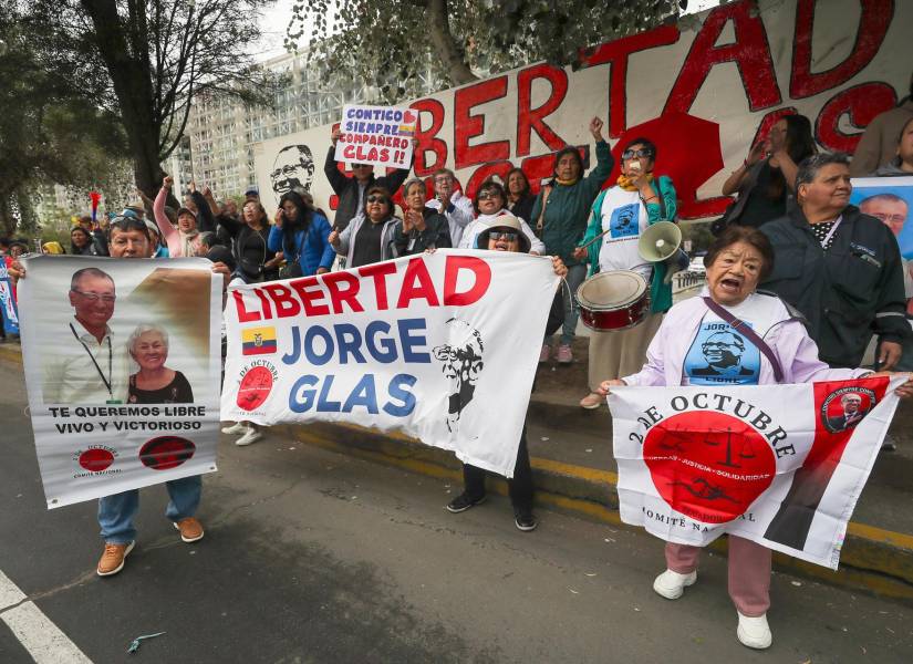 Simpatizantes del ex vicepresidente Jorge Glas, se manifiestan este lunes.