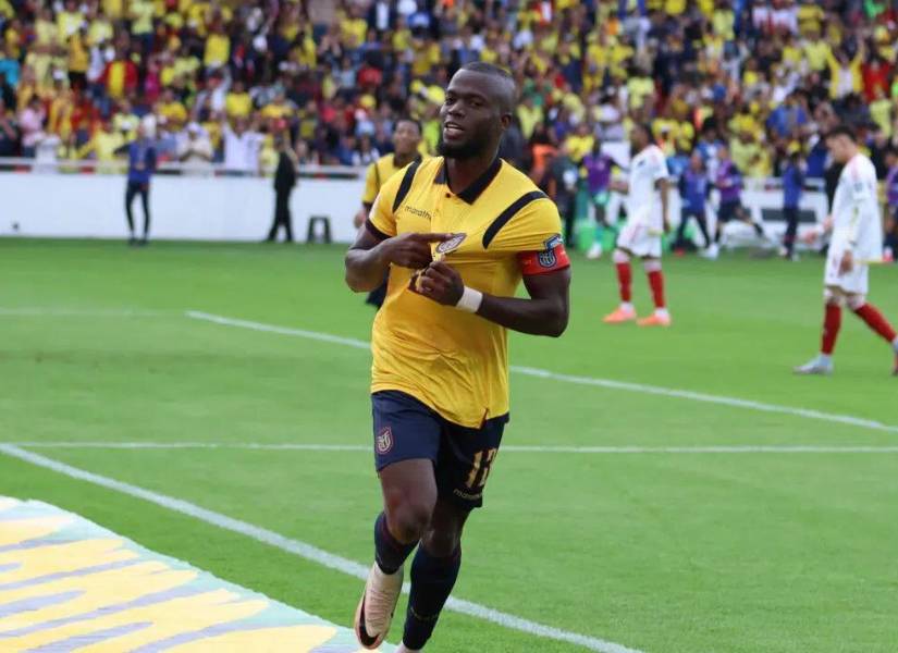 Enner Valencia celebra un gol con la selección de Ecuador por las Eliminatorias Sudamericanas Mundial 2026.