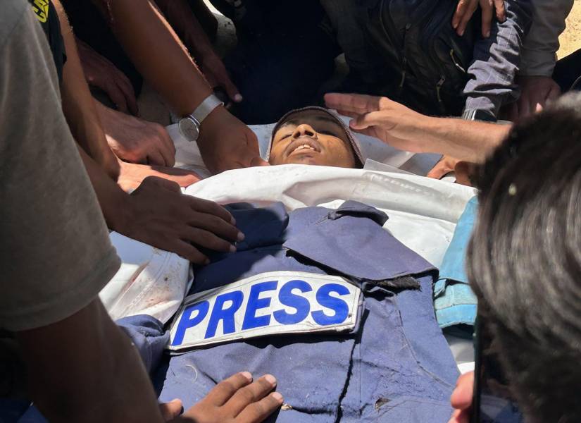 El número de periodistas asesinados este lunes en el bombardeo israelí contra el Hospital Nasser, en el sur de Gaza, aumentó a cinco, después de que un reportero independiente, que trabajaba para diferentes medios, sucumbiera a sus heridas.