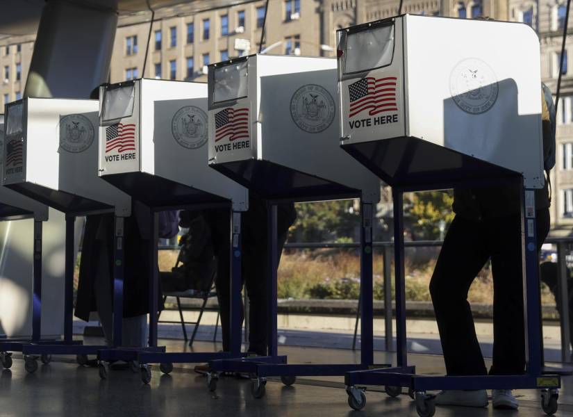 Vista general de un grupo de mesas de votación durante las elecciones para la Alcaldía de Nueva York, este martes, 4 de noviembre, en el Museo de Brooklyn, en el distrito homónimo, en Nueva York
