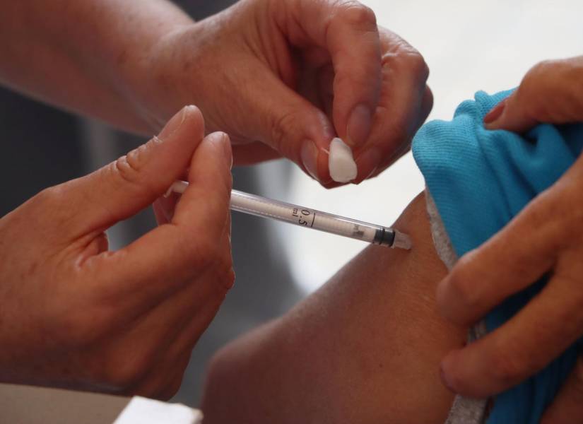 Imagen referencial para graficar una vacunación en Ecuador.