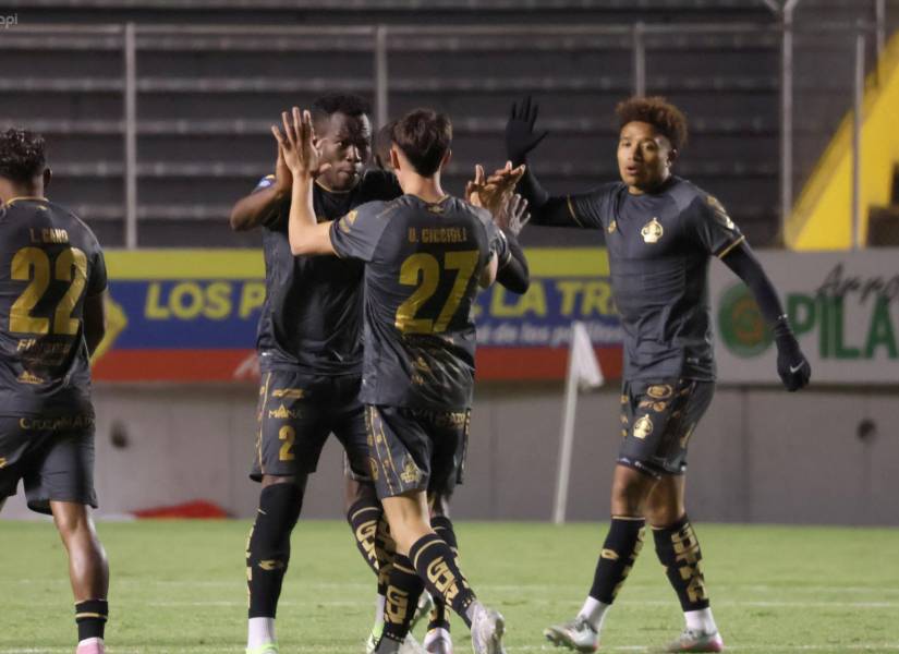 Jugadores de Aucas celebran un gol contra Deportivo Cuenca por la Copa Ecuador