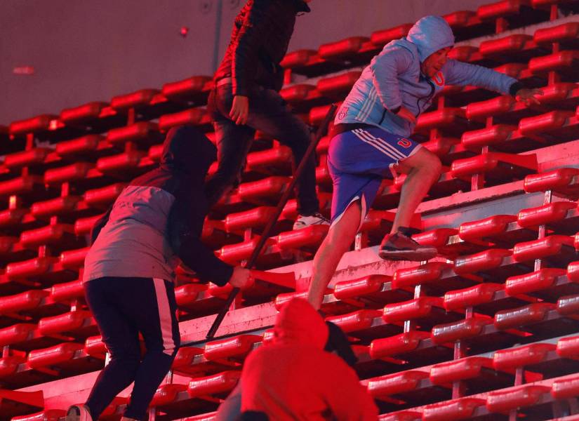 Fotografía de los violentos incidentes entre hinchas en el partido de los octavos de final de la Copa Sudamericana entre Independiente y Universidad de Chile en el estadio Libertadores de América en Avellaneda (Argentina). EFE/Juan Ignacio Roncoroni