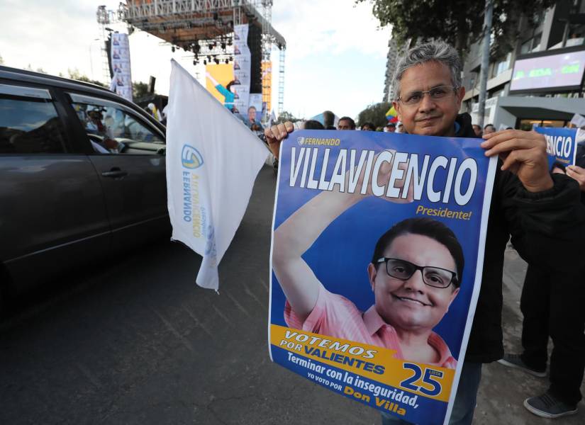 Simpatizantes se manifestaron a favor de Fernando Villavicencio Valencia.
