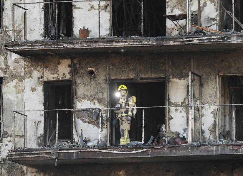 Un bombero trabaja este sábado en el edificio incendiado en el barrio de Campanar de Valencia, España.