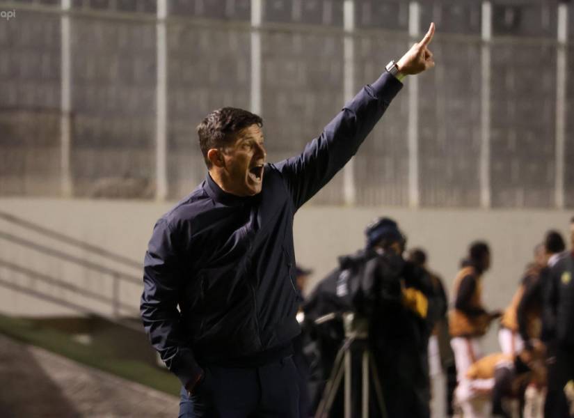 El entrenador de Aucas, Gabriel Pereyra, en el partido ante Deportivo Cuenca por Copa Ecuador