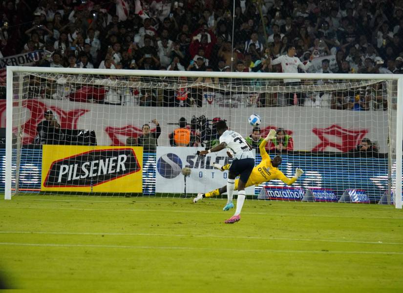 Moisés Ramírez no pudo atajar ningún penal de Liga de Quito.