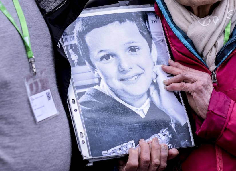 Roland y Maury Vinet sostienen el retrato de su nieto Mathis, víctima de Joel Le Scouarnec cuando tenía 10 años.