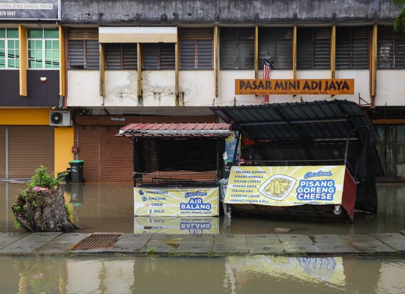 Un puesto de comida bañado por las aguas de una inundación en la ciudad de Kangar (Malasia), este jueves 27 de noviembre.