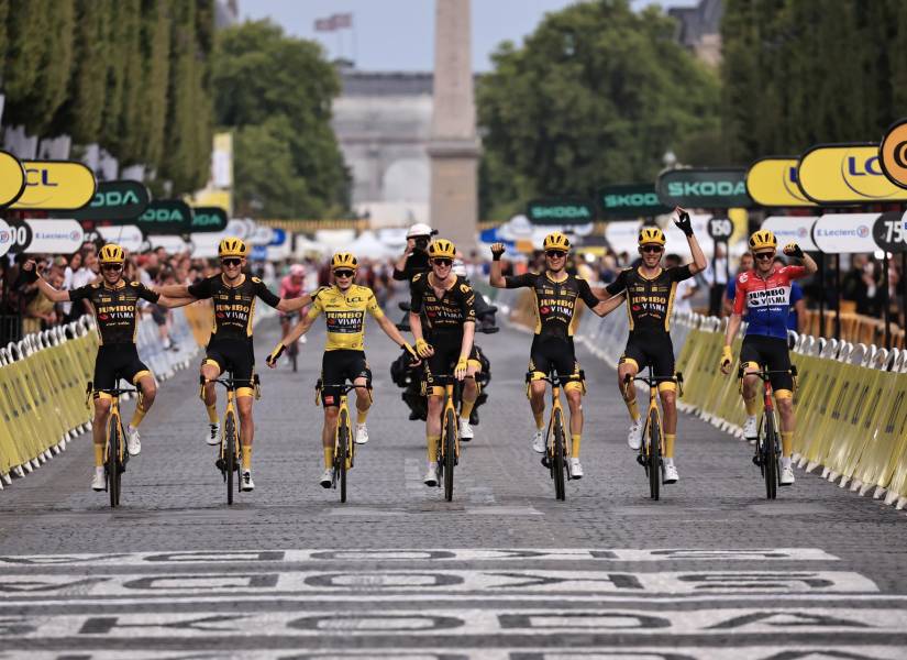 El danés Jonas Vingegaard cruza la meta con todos los ciclistas de su equipo (Jumbo-Visma)