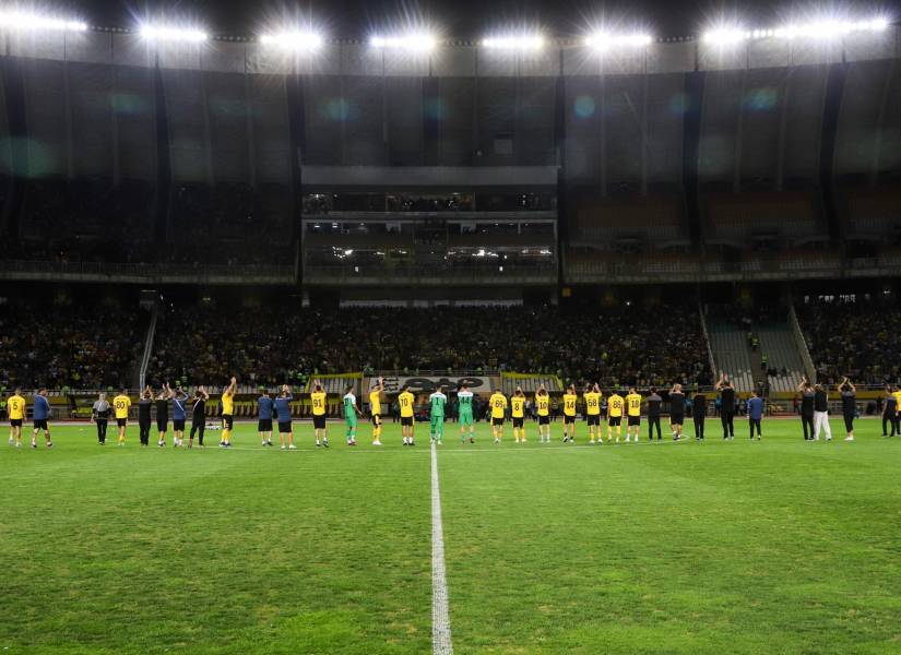 Los jugadores del Sepahan iraní observan a los espectadores; por su parte, el Al Ittihad no se presentó a jugar