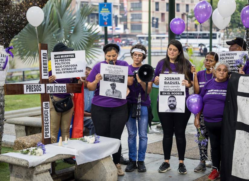 Fotografía del 14 de abril del 2025 de un grupo de familiares de presos políticos en una manifestación en Caracas, Venezuela.