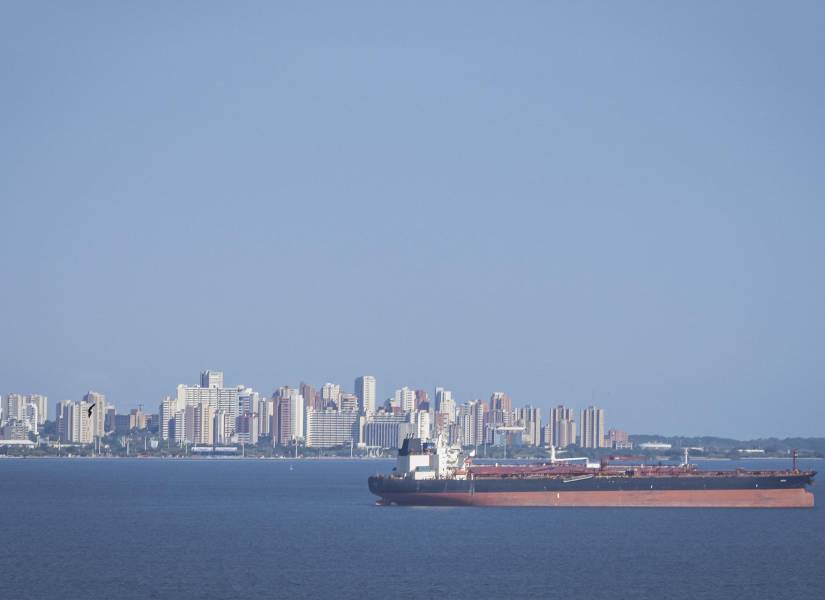 Fotografía que muestra una embarcación petrolera navegando Cabimas, Venezuela.