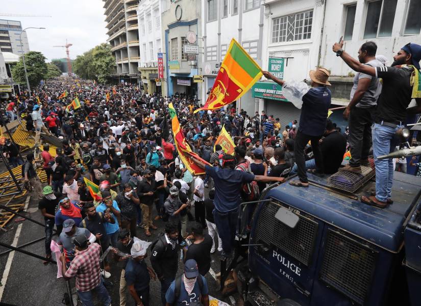 Miles de personas salieron a las calles a protestar contra Gotabaya Rajapaksa.