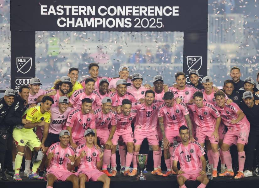 Jugadores del Inter Miami celebran este sábado la conquista del título de la Conferencia Este de la MLS al vapulear por 5-1 a New York City en el estadio Chase, de Fort Lauderdale (Florida), y además su clasificación a la final de la Liga, este 6 de diciembre.