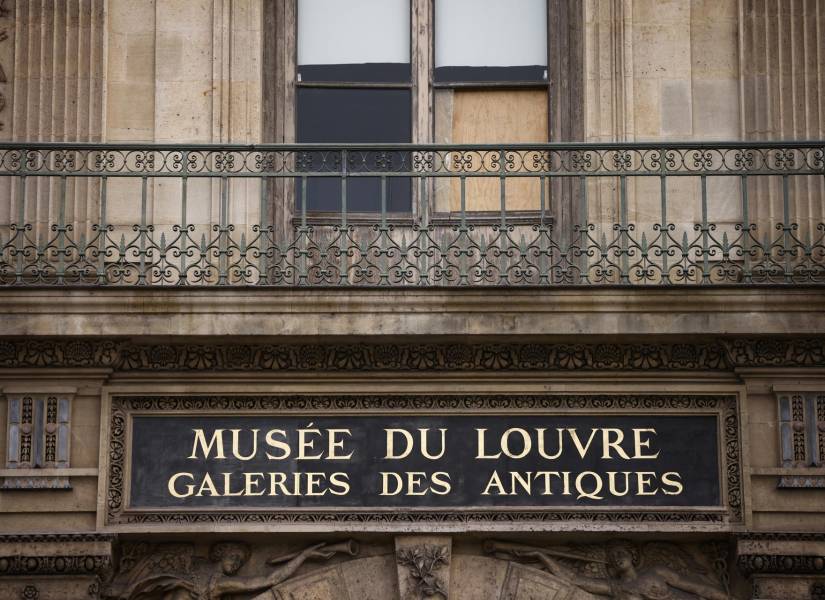Vista del exterior del museo de una de las ventanas rotas en el Museo del Louvre
