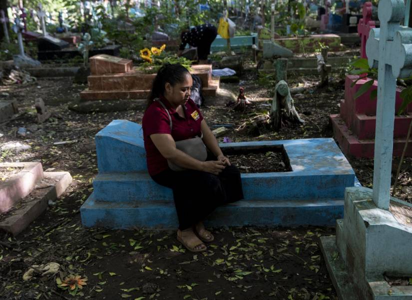 Nancy Cruz de Quintanilla visita la tumba de su esposo en un cementerio de San Miguel, el 13 de octubre del 2022.