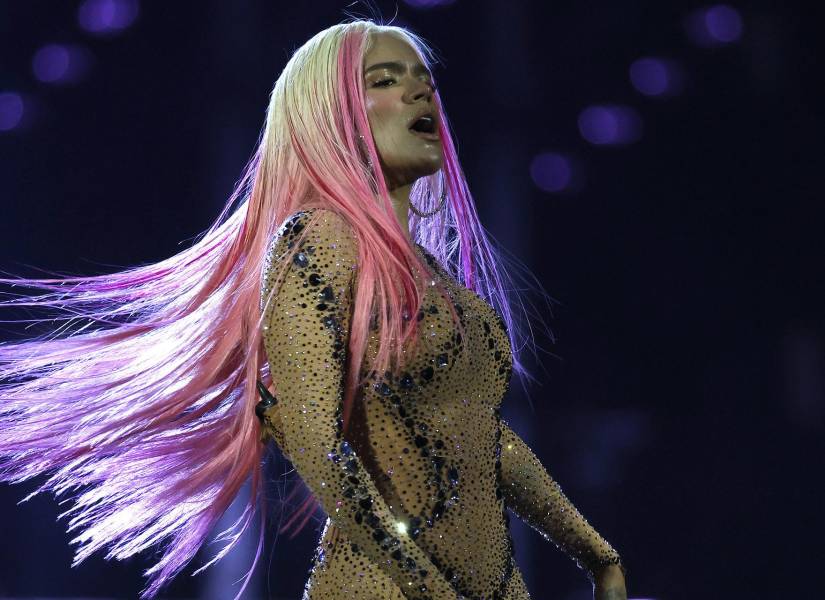 La cantante y compositora colombiana Karol G durante su actuación hoy sábado en el estadio Santiago Bernabéu, en Madrid.