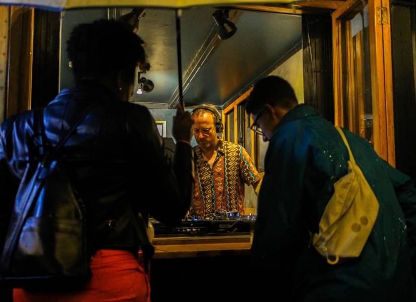 Cinco cuadras más al norte, caminando por Lugo estaba Nero Café, en Guipúzcoa, donde el neo disco y afrobeat pinchado por Stefansky ambientaba a los amantes del café que se resguardaban del frío.