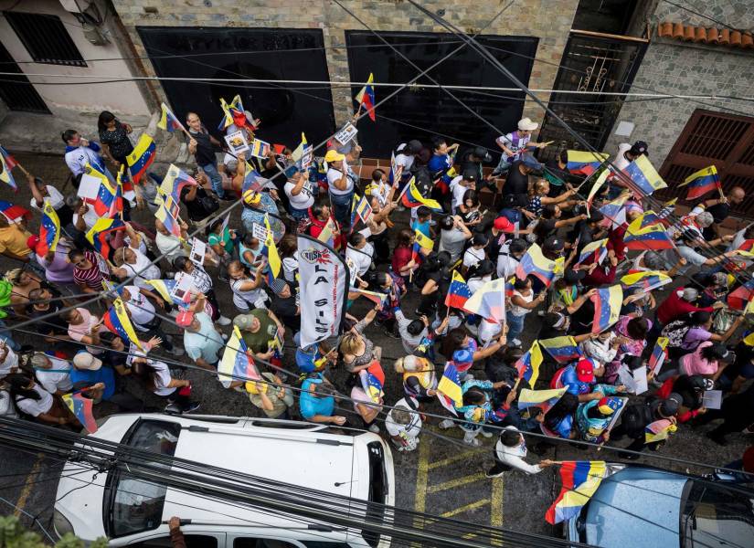 Personas participan en una manifestación este viernes, en Caracas (Venezuela).