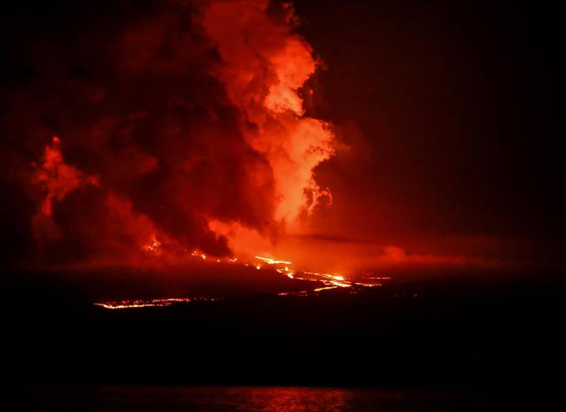 Fotografía de la erupción del volcán La Cumbre este lunes, en la isla Fernandina.