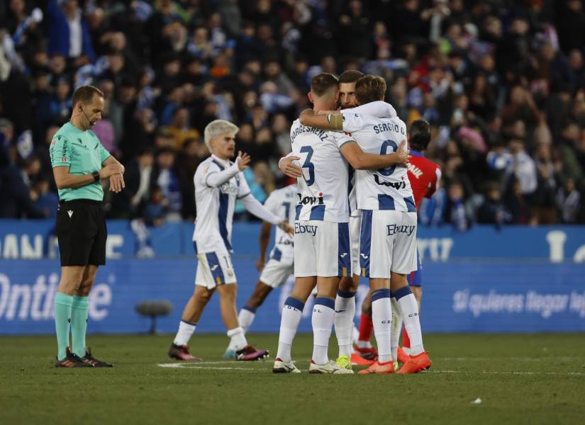 Los jugadores del Leganés celebran la victoria en el partido ante el Atlético de Madrid