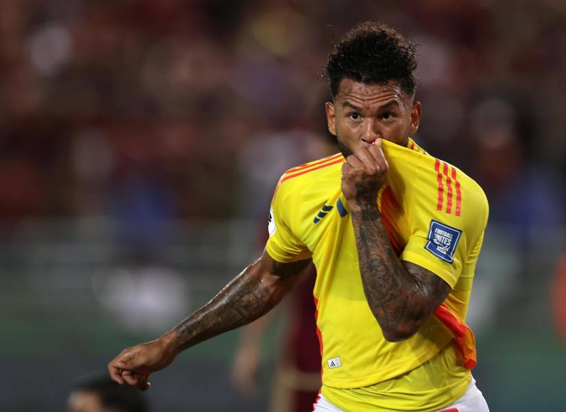 Luis Javier Suárez de Colombia celebra un gol contra Venezuela por Eliminatorias