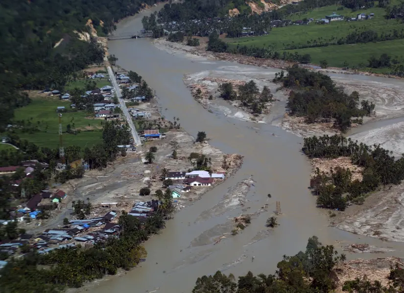 Una imagen aérea tomada desde un helicóptero muestra las áreas afectadas por las inundaciones en Lokop, Aceh Oriental, Indonesia, el 4 de diciembre de 2025.