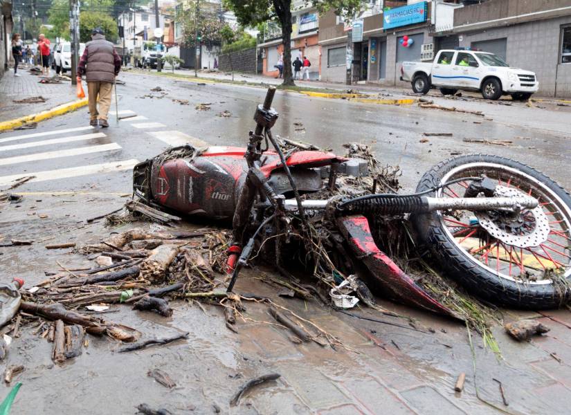 Motocicleta dañada en el sector de la comuna, La Gasca.