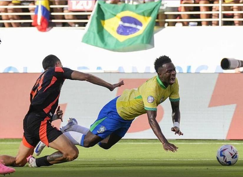 Falta de Daniel Muñoz sobre Vinícius Júnior por Copa América