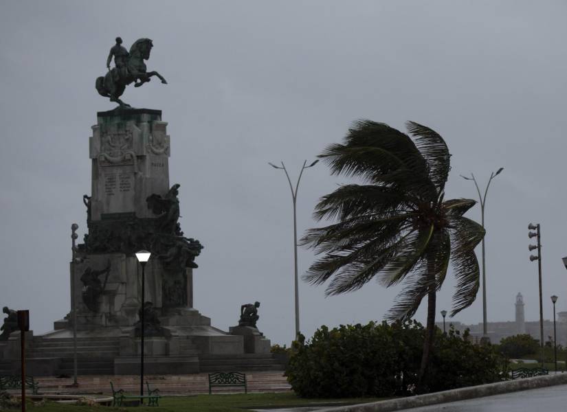 El viento sopla una palmera en el Monumento Antonio Maceo a lo largo del malecón durante el paso del huracán Ian en La Habana, Cuba, la madrugada del jueves 27 de septiembre de 2022.