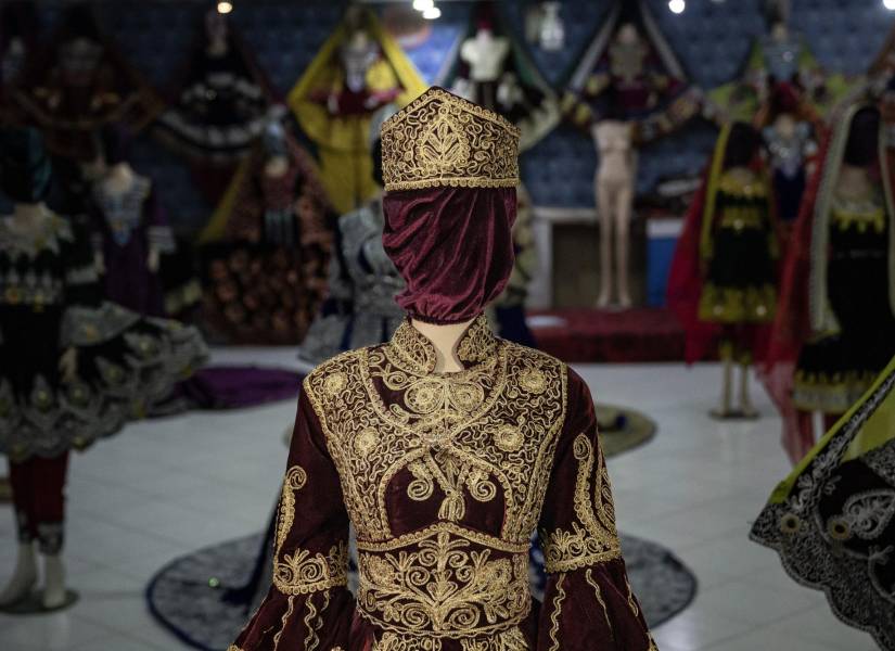 En el gobierno del Talibán, los maniquíes de tiendas para dama de toda la capital afgana se han convertido en una visión inquietante, ya que sus cabezas están cubiertas con tela o envueltas con bolsas de plástico negra.