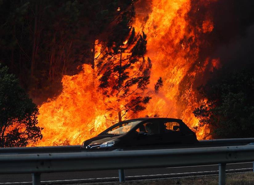 Un auto cerca del incendio de Odemira, en el sur de Portugal.