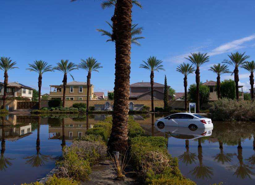 Un automóvil cubierto por agua tras la tormenta tropical Hilary en Cathedral City, California, EE.UU.