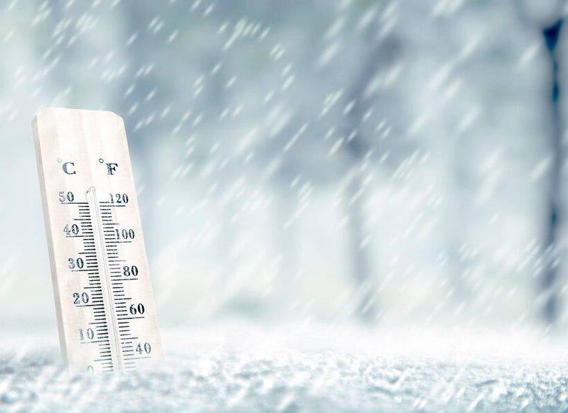 Termómetro con baja temperatura en invierno.