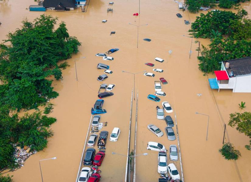 Inundaciones en Asia dejan más de 1 000 fallecidos en Indonesia, Sri Lanka y Tailandia.