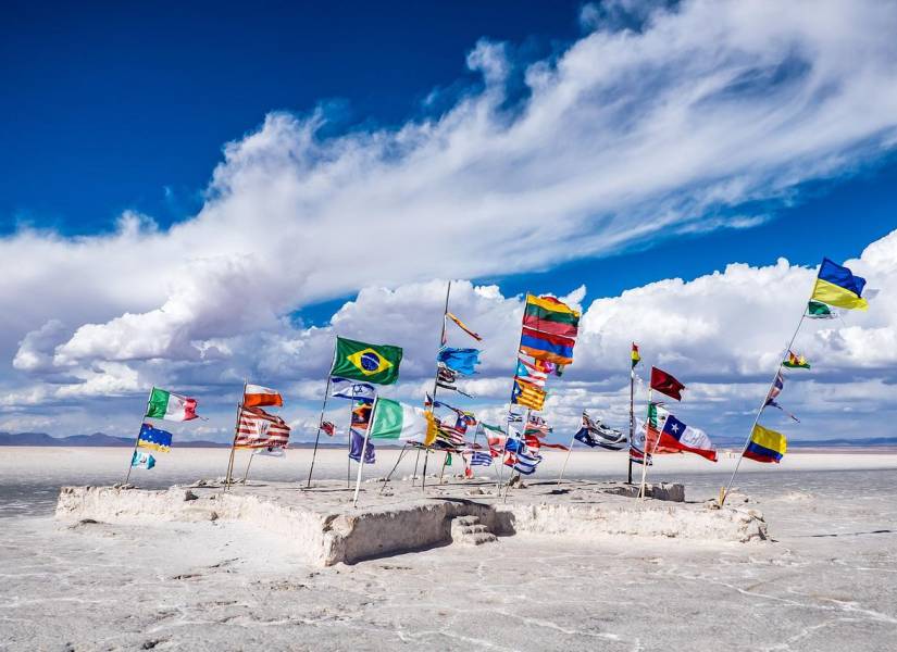 Banderas en el Salar de Uyuni, Bolivia