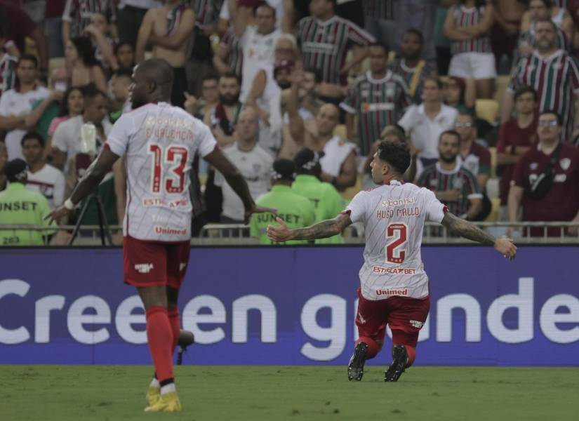 Enner Valencia (I) y Hugo Mallo (d) celebrando el gol del empate para el Internacional de Porto Alegre.