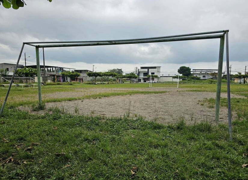 Se muestra la cancha de fútbol del club Huracán, donde William Pacho, jugador del Paris Saint-Germain, jugó durante su infancia en el barrio de Valle Alto, en la ciudad de Quinindé, Ecuador, el 29 de mayo de 2025.