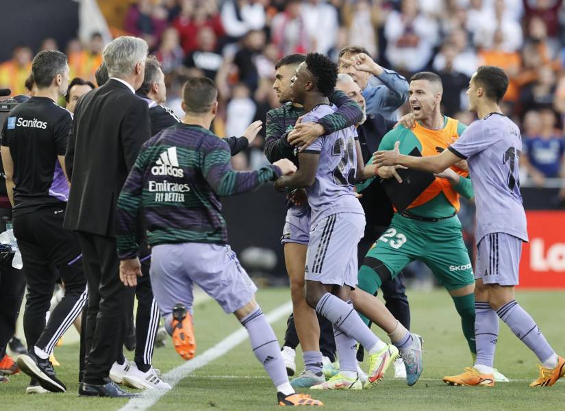 El delantero brasileño del Real Madrid Vinícius Júnior (c) fue expulsado durante el partido correspondiente a la temporada pasada contra el Valencia, en una foto de archivo.