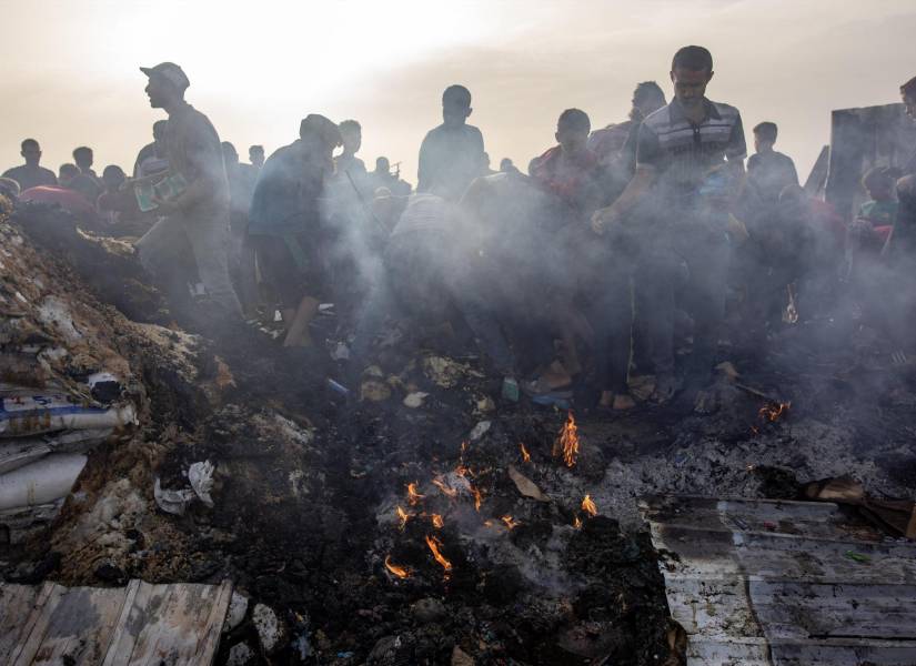 Palestinos inspeccionando los daños tras una incursión del Ejército israelí